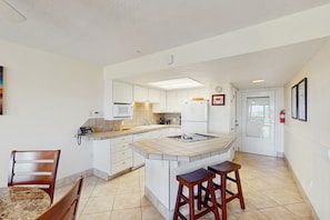 Fridge, microwave, oven, stovetop - Cozy beach condo with full kitchen, living room, WIFI and outdoor patio (Corpus Christi)