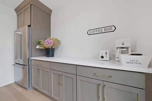 Großer Kühlschrank, Mikrowelle, Ofen, Herdplatte