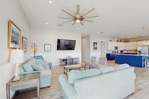 TV - Stunning bay front home with fishing pier, large deck, & private pool (Rockport)