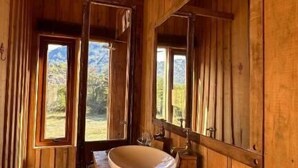 Serviettes fournies, savon, shampooing, papier de toilette