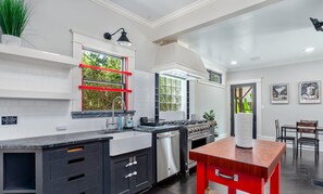 電子レンジ、オーブン、コンロ、食器洗い機