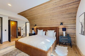 4 bedrooms, iron/ironing board, Internet, bed sheets