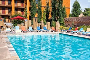 Piscina all'aperto, una piscina riscaldata