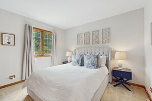 4 bedrooms, iron/ironing board, internet, bed sheets - Relaxed Riverside Living with Hot Tub, Private Docks & Kayaks in Saugatuck (Saugatuck)