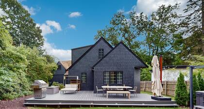 Relaxed Riverside Living with Hot Tub, Private Docks & Kayaks in Saugatuck