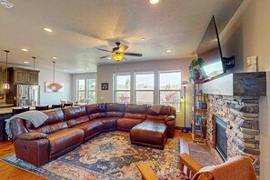 Televisión, chimenea, reproductor de DVD y libros 