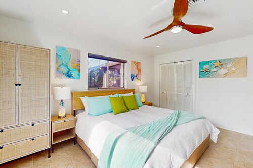 Contemporary and cozy home with heated pool, central location, close to beaches
