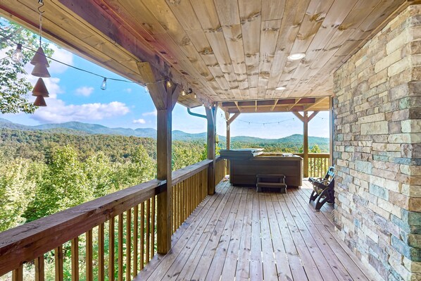 Terrace/patio - Charming cabin with stunning mountain views, wood-burning fireplace, and wifi (Ellijay)