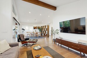 TV, fireplace, DVD player - Updated home w/ bocce ball court, large yard, deck & grill - Russian River views (Healdsburg)