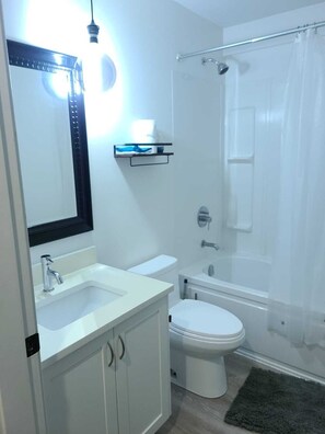 Sèche-cheveux, savon, papier toilette