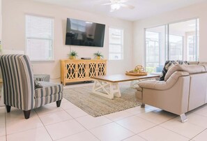 Een televisie en een kantoor