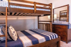 6 多间卧室、办公桌、熨斗/熨衣板、旅行婴儿床