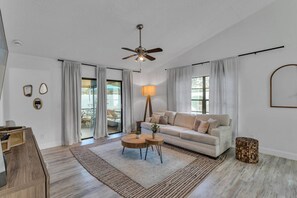 Een smart-tv en tafelvoetbal