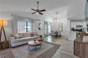 Een smart-tv en tafelvoetbal