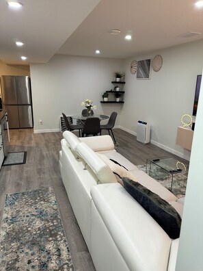 Smart TV, biblioteca musicale, videoteca, impianto stereo