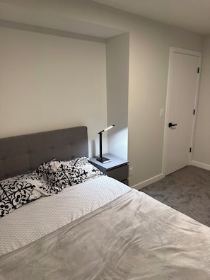 1 habitación, tabla de planchar con plancha, wifi gratis y ropa de cama