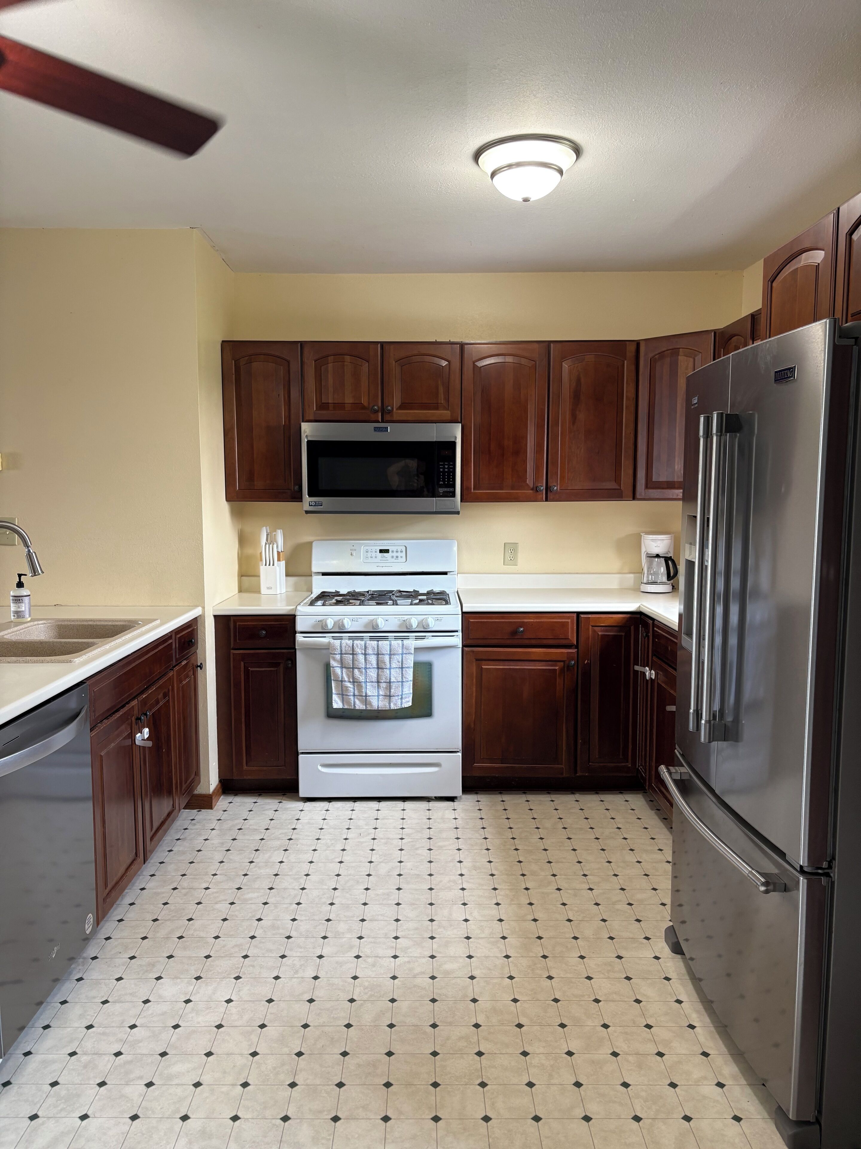 Microondas, horno, placa de cocina y lavavajillas