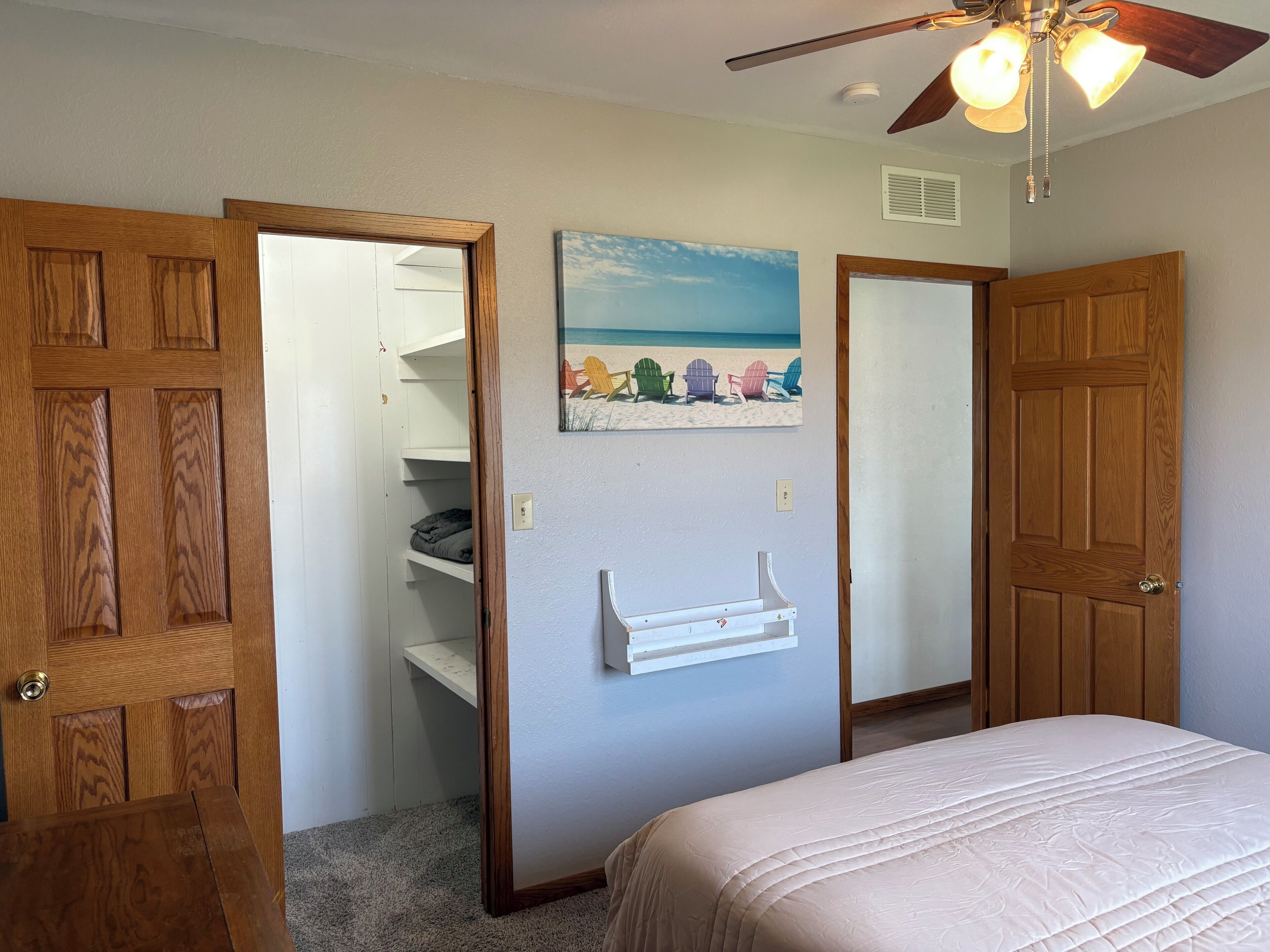 3 habitaciones, tabla de planchar con plancha, wifi y ropa de cama 