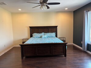 3 عدّة غرف نوم ومكواة/لوح كي وواي فاي وملاءات أسرّة