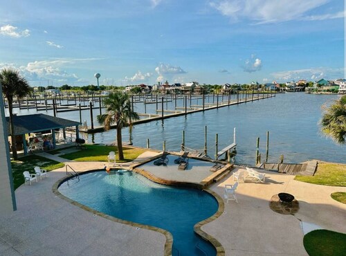 Lake View Condo Workers Escape