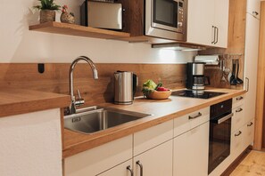 冷蔵庫、電子レンジ、オーブン、コンロ