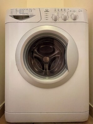 Laundry - Bright&Cozy 2-Bedroom Flat in Central Athens|Walk to Metro|Quiet&Fully Equipped (Athina)
