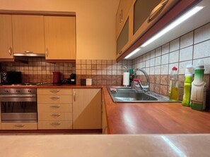 Kühlschrank, Mikrowelle, Kochgeschirr/Geschirr/Besteck