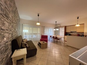 Living area - Bright&Cozy 2-Bedroom Flat in Central Athens|Walk to Metro|Quiet&Fully Equipped (Athina)