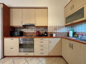 Fridge, microwave, cookware/dishes/utensils - Bright&Cozy 2-Bedroom Flat in Central Athens|Walk to Metro|Quiet&Fully Equipped (Athina)