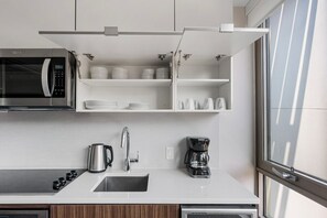 Refrigerador, microondas, horno, placa de cocina