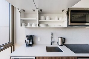 Kühlschrank, Mikrowelle, Ofen, Herdplatte