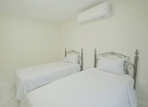 2 habitaciones, tabla de planchar con plancha, internet y ropa de cama 