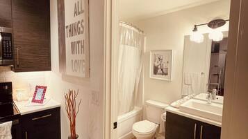 Serviettes fournies, savon, papier toilette