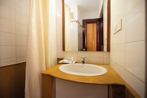 Standard Twin Room | Bathroom | Shower, towels, soap, shampoo