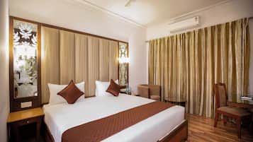 Escritorio, tabla de planchar con plancha y wifi gratis