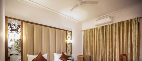 Escritorio, tabla de planchar con plancha y wifi gratis