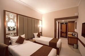 Escritorio, tabla de planchar con plancha y wifi gratis 