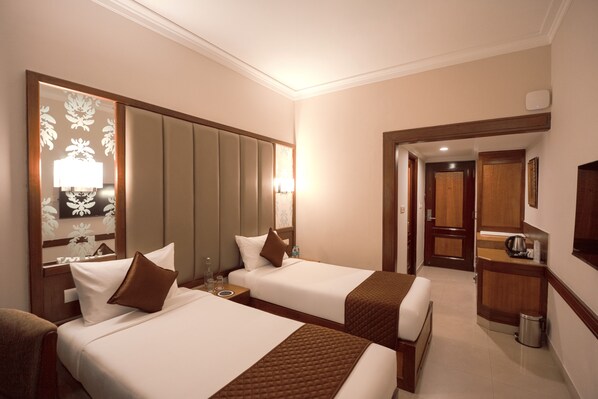 Escritorio, tabla de planchar con plancha y wifi gratis