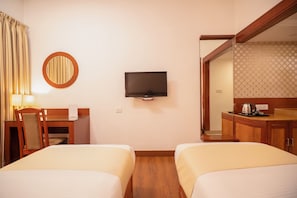 Standard Twin Room | Desk, iron/ironing board, free WiFi