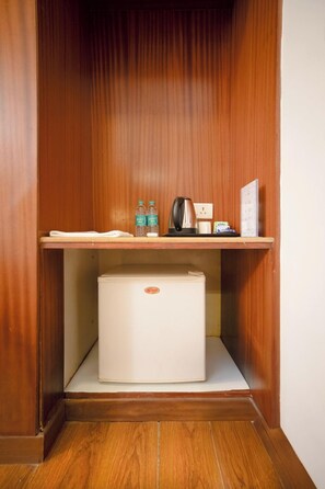 Escritorio, tabla de planchar con plancha y wifi gratis