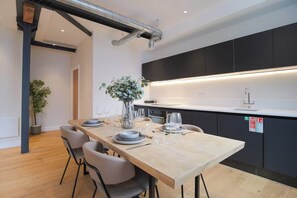 Unclassified image, 4 of 40, button