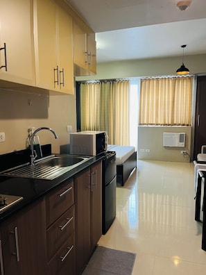 Suite, balcon, vue sur la ville | Cuisine privée | Réfrigérateur, four à micro-ondes, surface de cuisson, lave-vaisselle