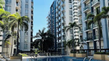 2 outdoor pools