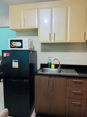 Suite, balcon, vue sur la ville | Cuisine privée | Réfrigérateur, four à micro-ondes, surface de cuisson, lave-vaisselle