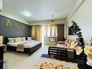 Free WiFi, bed sheets - One Palm Tree Villas (Pasay)