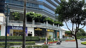 A modern building with a Pizza Pasta Combo restaurant and a Tealive store. - One Palm Tree Villas (Pasay)