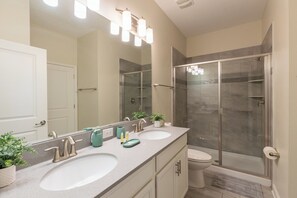 Hiustenkuivaaja, pyyhkeet, saippua, vessapaperi