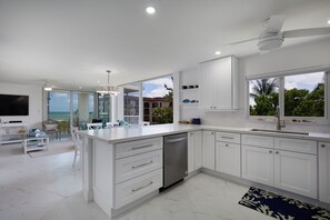 Unclassified image, 3 of 22, button