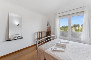 3 bedrooms, iron/ironing board, internet, bed sheets