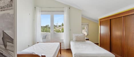 3 bedrooms, iron/ironing board, internet, bed sheets